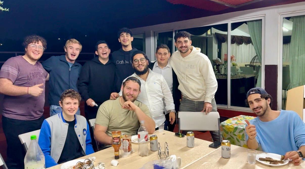 Jóvenes de JAPS en una cena al aire libre