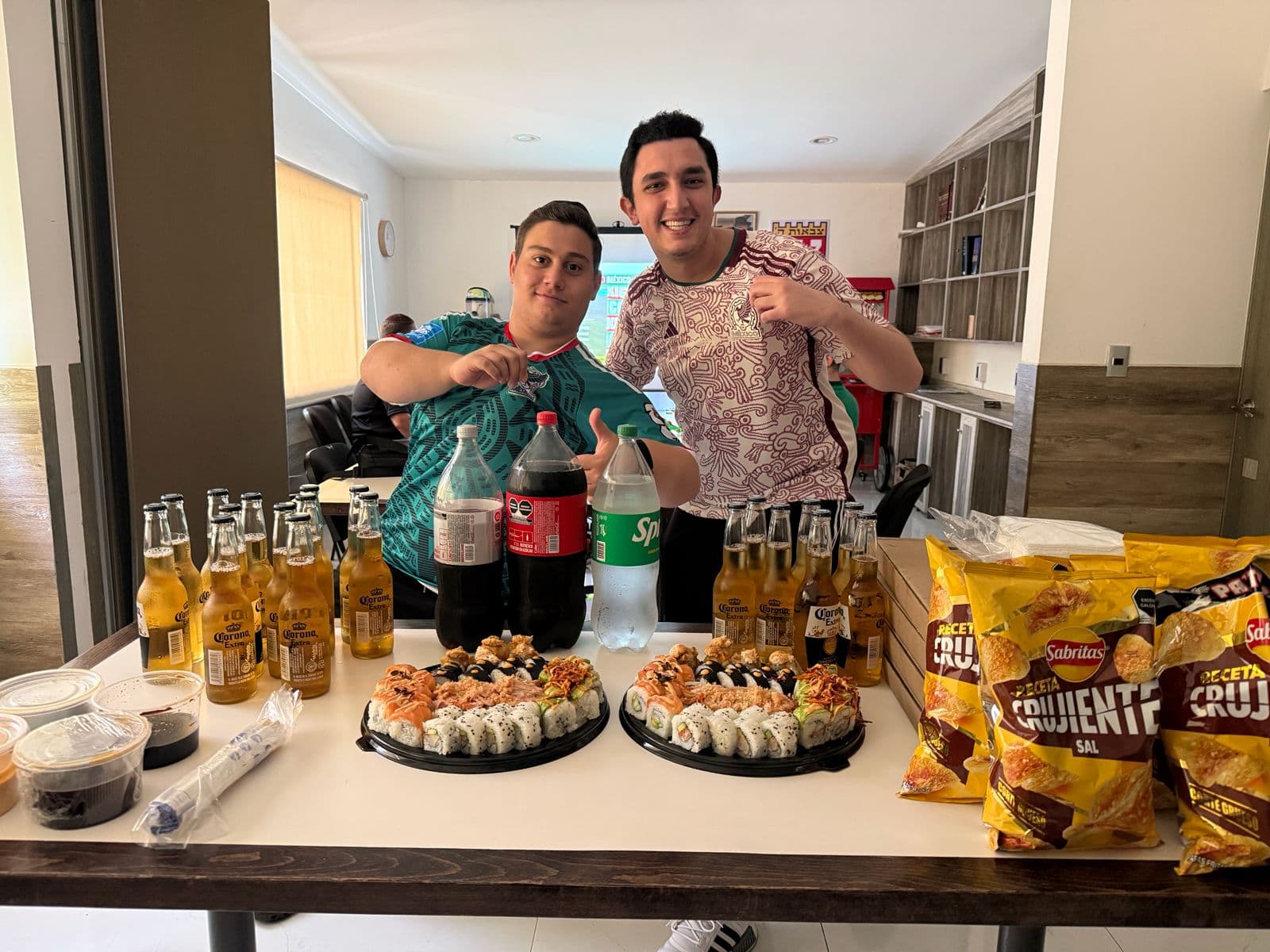 Sushi y bebidas en un encuentro de JAPS
