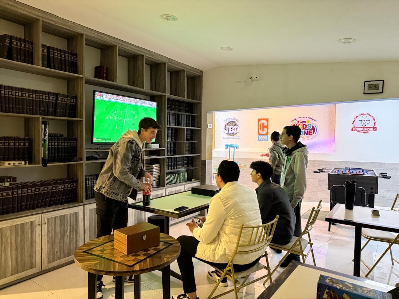 Jóvenes jugando FIFA y metegol en JAPS