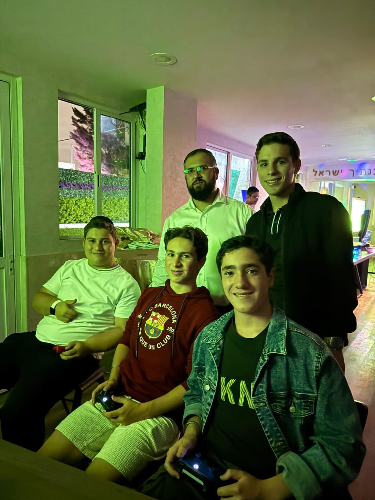 Jóvenes con pizza en un evento de JAPS