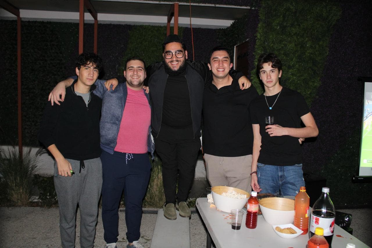 Grupo de jóvenes posando en JAPS